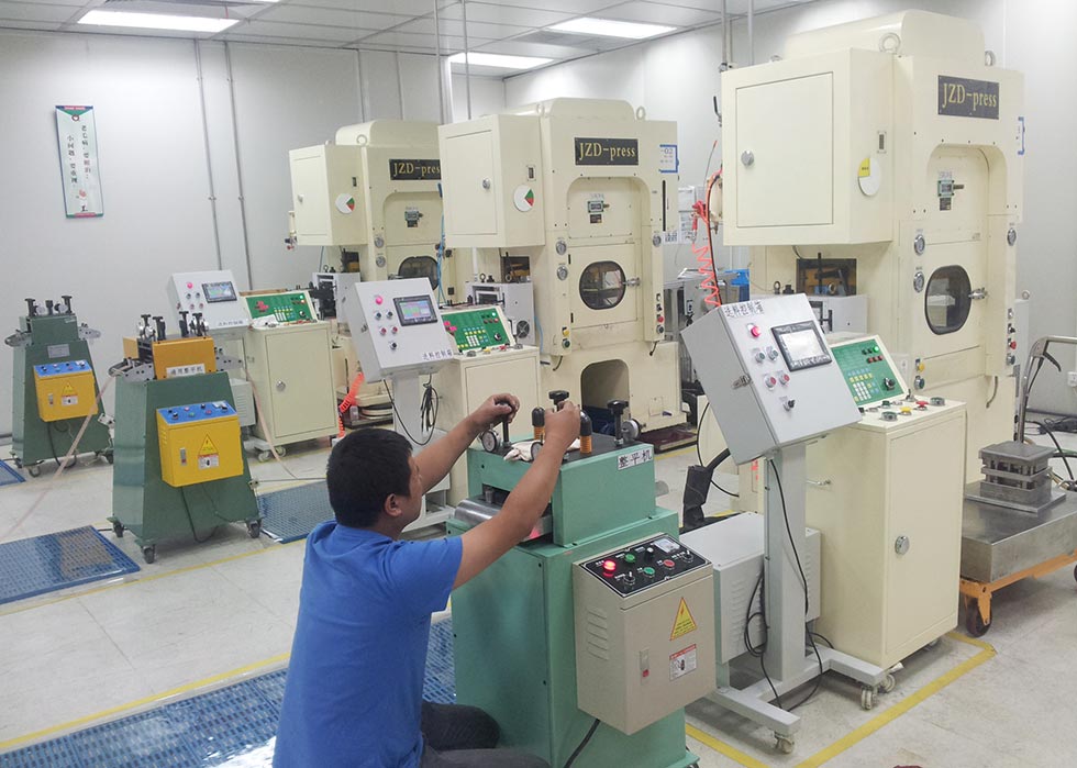 80噸龍門高速沖床調試